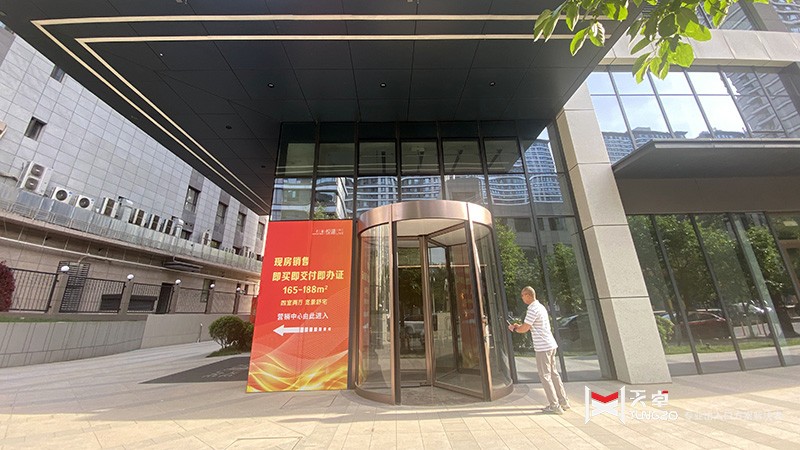 西安老三屆悅湖辦公樓旋轉門