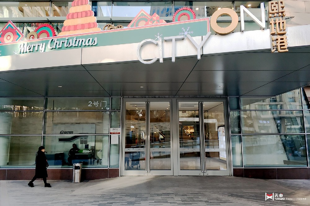 西安熙地港商場(chǎng)鋁型材地彈門斗工程